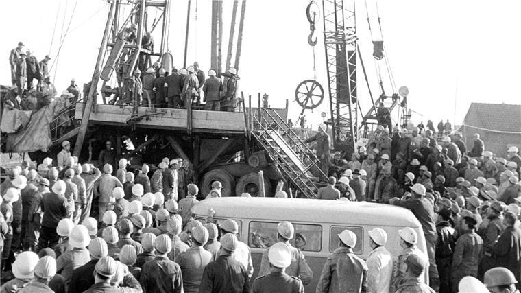 60 Jahre Grubenunglück: Erinnern an Tote und Gerettete Zahlreiche Helfer stehen während der dramatischsten Rettungsaktion in der Geschichte des deutschen Bergbaus neben der Bohrstelle im niedersächsischen Lengede.