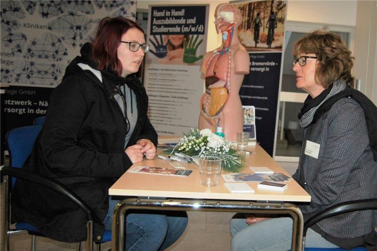 Zeven: OsteMed-Bewerbertag ein voller Erfolg Zahlreiche Interessenten ließen sich beim Ostemed-Bewerbertag von den jeweiligen Spezialisten ihres Fachgebietes informieren.