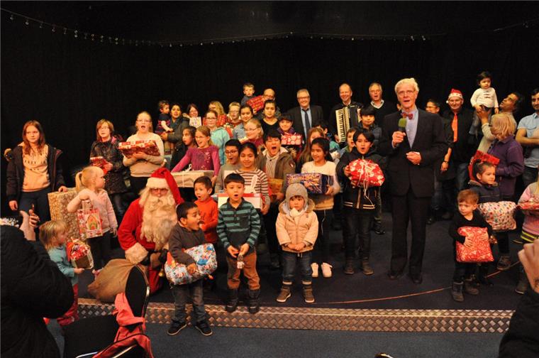 100 Weihnachtspäckchen für Kinder aus bedürftigen Familien in Nordenham Zahlreiche Kinder aus bedürftigen Nordenhamer Familien erhielten am Freitag ein Weihnachtsgeschenk