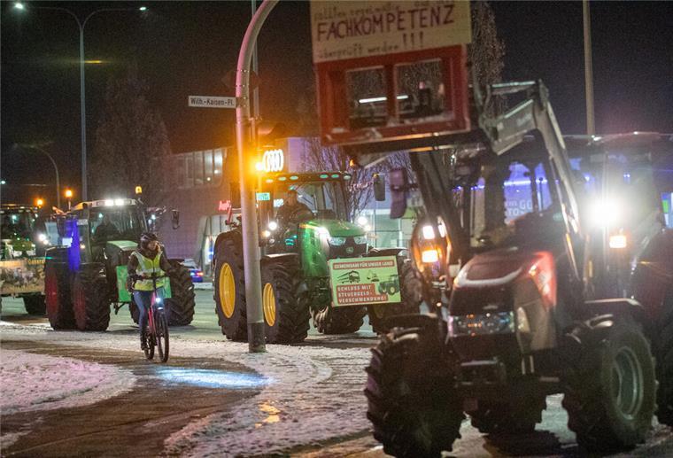Bauernprotest in Bremerhaven: Autofahrer geht mit Hammer auf Landwirte los Zahlreiche Landwirte demonstrieren in Bremerhaven. Doch in Wulsdorf ist die Situation am Montag eskaliert.