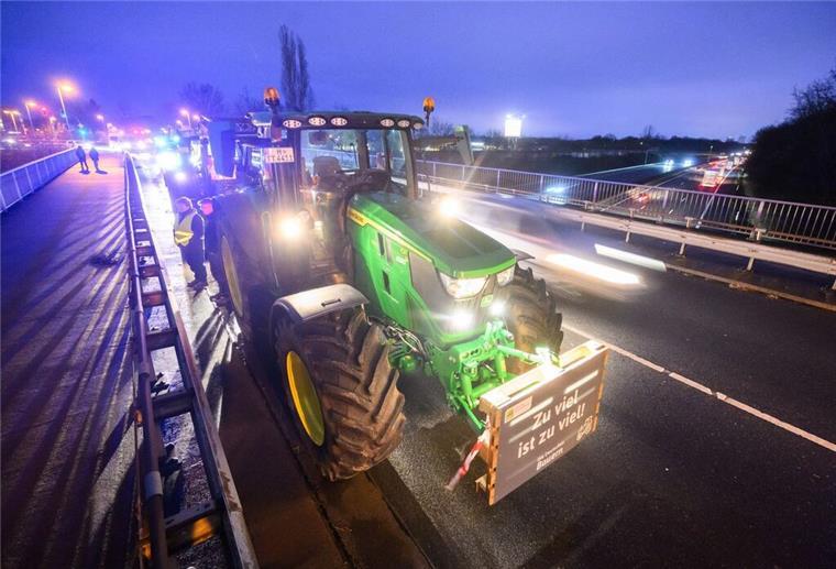 Bauern-Blockaden bleiben aus: Freie Fahrt für Pendler in Bremerhaven Zahlreiche Landwirte haben am Mittwochmorgen Autobahnauffahrten blockiert.