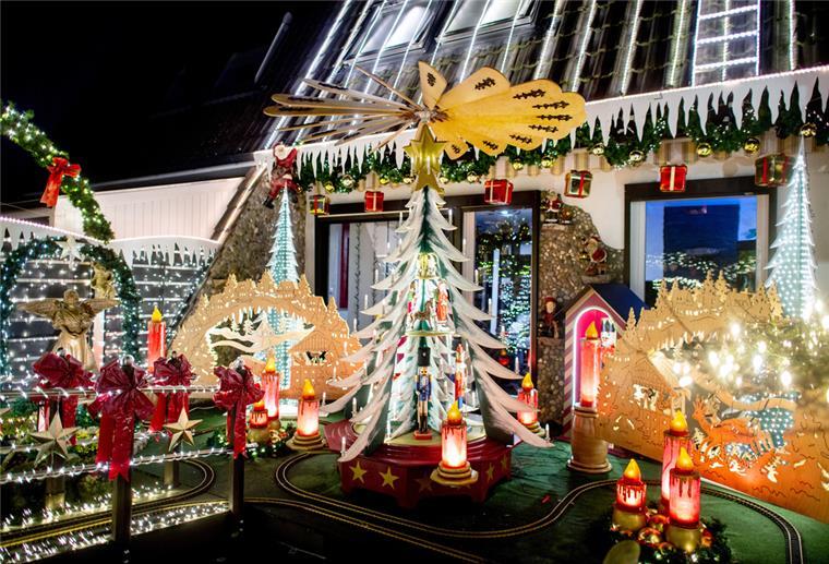 Niedersachsens Weihnachtshäuser leuchten trotz hoher Strompreise Weihnachtshaus der Familie Borchart