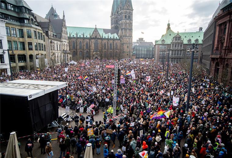Massenprotest in Bremen: 35.000 gegen Rechtsruck Zahlreiche Menschen demonstrierten auf dem Domshof gegen Rechtsextremismus. Zu der Kundgebung haben die Initiativen „Laut gegen Rechts“ und „Omas gegen Rechts“ aufgerufen, mehr als 50 Organisationen und Gewerkschaften haben sich angeschlossen.