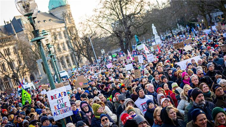 Ärztekammer unterstützt Kundgebungen gegen Rechtsextremismus Zahlreiche Menschen nehmen an einer Demonstration gegen Rechtsextremismus auf dem Opernplatz teil.