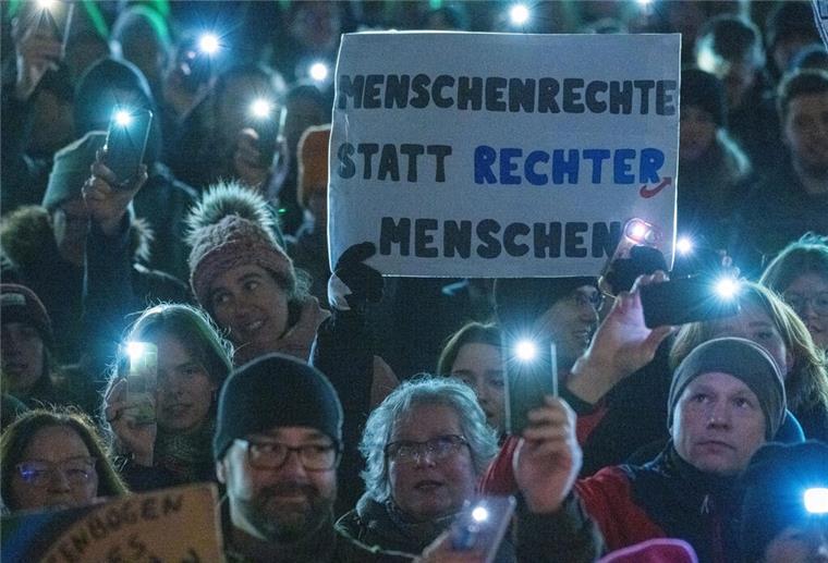 Demos gegen Rechtsextremismus: Diese Veranstaltungen sind heute geplant Zahlreiche Menschen nehmen auch am Samstag an Demos gegen Rechtsextremismus teil.