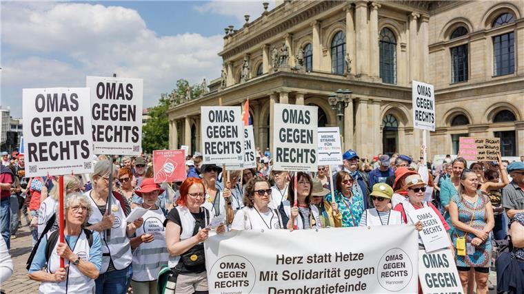 Mehr als 1000 Menschen bei Kundgebung für Demokratie Zahlreiche Menschen stehen während der Kundgebung „Europa steht auf dem Spiel.