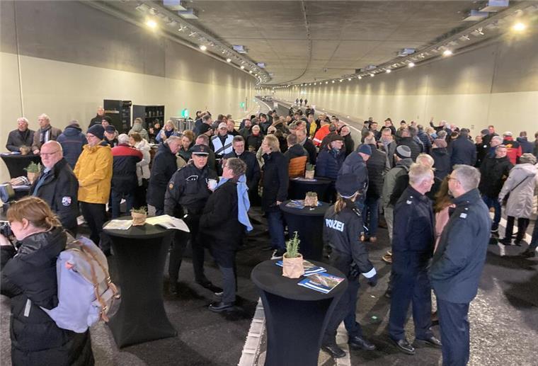 Zahlreiche Menschen versammelten sich am Samstagvormittag im Hafentunnel, um bei der offiziellen Eröffnung dabei zu sein.