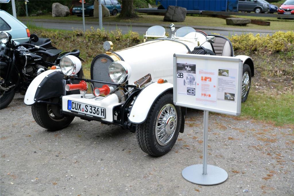 Zahlreiche Oldtimerfreunde hatten Info-Tafeln aufgestellt, die die Besonderheite...
