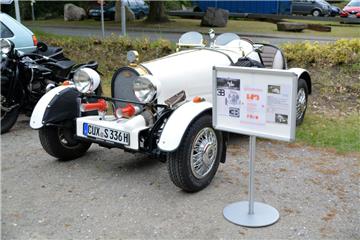 Zahlreiche Oldtimerfreunde hatten Info-Tafeln aufgestellt, die die Besonderheite...