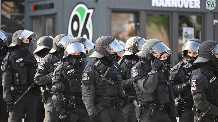 Fanproteste und spätes 1:1: Hannover rettet Punkt im Derby Zahlreiche Polizisten sind im Einsatz.