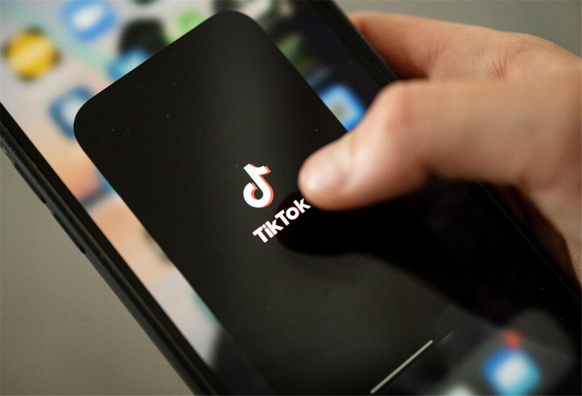 Polizei warnt: Hobbydetektive auf Tiktok stören Ermittlungen Ein Teenager tippt auf das Tiktok-Logo auf einem Smartphone