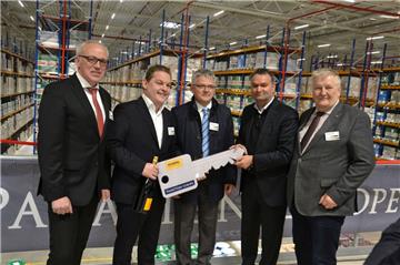 Zahlreiche Repräsentanten des öffentlichen Lebens , darunter auch Bürgermeister Bellmann,(links) fanden sich zur Schlüsselübergabe für den Logistiker Noerpel im Gewerbegebiet Elsdorf ein. 