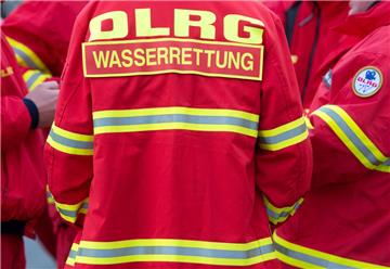 Zahlreiche Rettungskräfte haben am Sonnabend versucht, eine Frau zu finden, die ins Hafenbecken in Cuxhaven gesprungen sein soll. Bislang allerdings ohne Ergebnis.