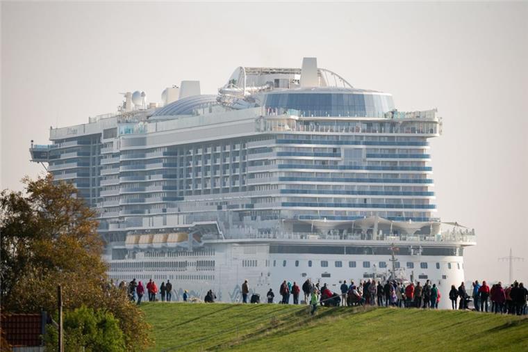 Flüssiggas-Schiff "Aidanova" auf Weg in die Nordsee Zahlreiche Schaulustige stehen in der Nähe des Ems-Sperrwerkes Gandersum auf einem Deich und beobachten die Überführung des Kreuzfahrtschiffes "AIDAnova" auf der Ems.