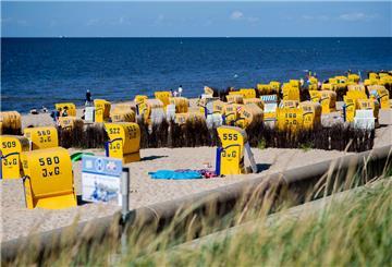  Zahlreiche Strandkörbe stehen bei sonnigem Wetter an einem Strandabschnitt im Ortsteil Duhnen. Über Himmelfahrt und Pfingsten zieht es trotz wechselhaften Wetters zahlreiche Urlauber an die Nordseeküste – mit vollen Fähren und gut gebuchten Unterkünften.
