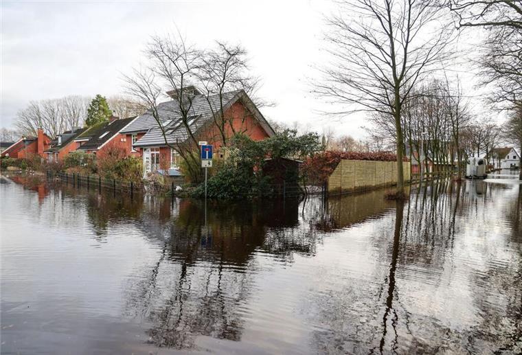 Zahlreiche Straßen sind überschwemmt, die Feuerwehr kämpft wo es nur geht gegen die Wassermassen.