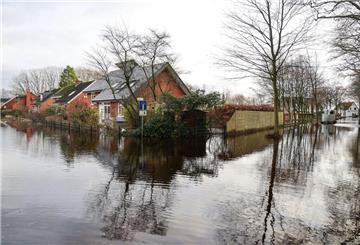 Zahlreiche Straßen sind überschwemmt, die Feuerwehr kämpft wo es nur geht gegen die Wassermassen.
