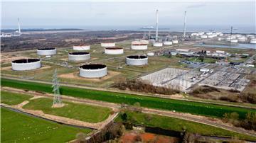 Zahlreiche Tankanlagen stehen auf dem Gelände einer Umschlaganlage von HES International am Jadebusen.