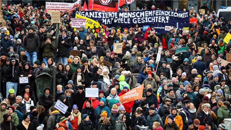 16.500 Menschen bei Demonstration gegen rechts in Bremen Zahlreiche Teilnehmer einer Demonstration gegen Rechtsextremismus und die AfD ziehen durch die Innenstadt.