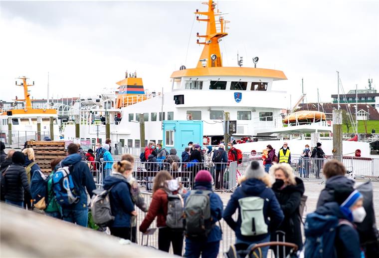 Viele Touristen an der niedersächsischen Küste Zahlreiche Touristen warten im Fährhafen vor der Überfahrt zur Insel Langeoog auf den Zugang zum Fährschiff.