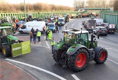 Zahlreiche Trecker blockierten am Montag die Zufahrt zum Hafen in Bremerhaven.