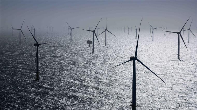RWE wird Alleineigentümer von Windpark-Gruppe in Nordsee Zahlreiche Windräder, davon einige des neuen RWE-Offshore-Windparks.