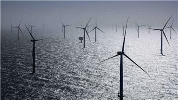 Zahlreiche Windräder, davon einige des neuen RWE-Offshore-Windparks.