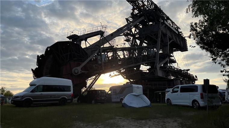 Nach Festival: Leiche auf Campingplatz gefunden Zahlreiche Wohnwagen und Wohnmobile stehen unter einem Schaufelradbagger in Ferropolis.