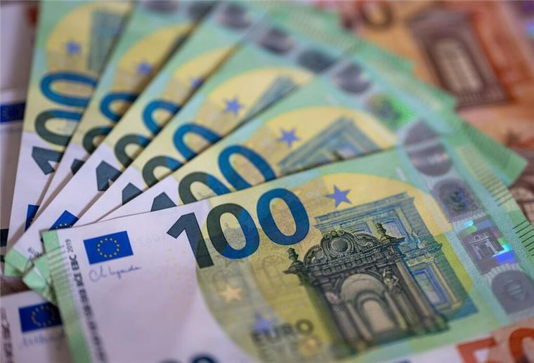 Renten-Auszahlung im September: Wann das Geld auf dem Konto ist Geldscheine mit dem Wert von 100 und 50 Euro liegen auf einem Tisch.