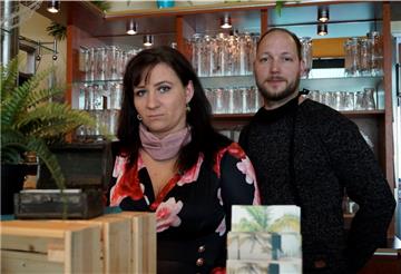 Zaneta und Justin Schary sind verzweifelt. Die Pächter der Schwimmbad-Gastronomie „Tropicana“ in Bremerhaven fürchten um ihre Existenz.
