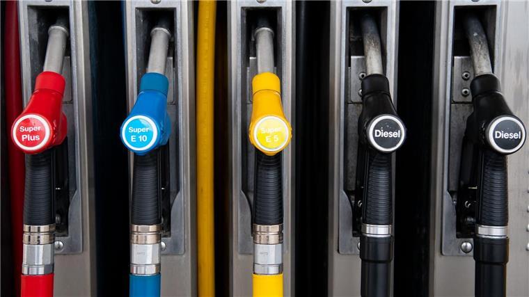 Mittelständler planen Fabrik für synthetische Kraftstoffe Zapfpistolen hängen an einer Tankstelle an der Zapfsäule.