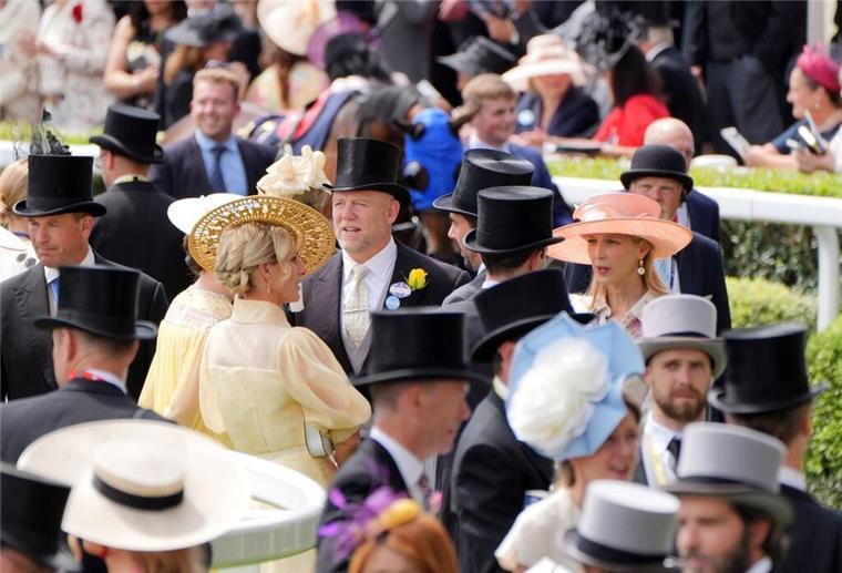 Exzentrische Hüte: Britinnen feiern in Ascot Zara Tindall, Tochter von Prinzessin Anne, kommt mit ihrem Mann Mike Tindall zum Pferderennen.