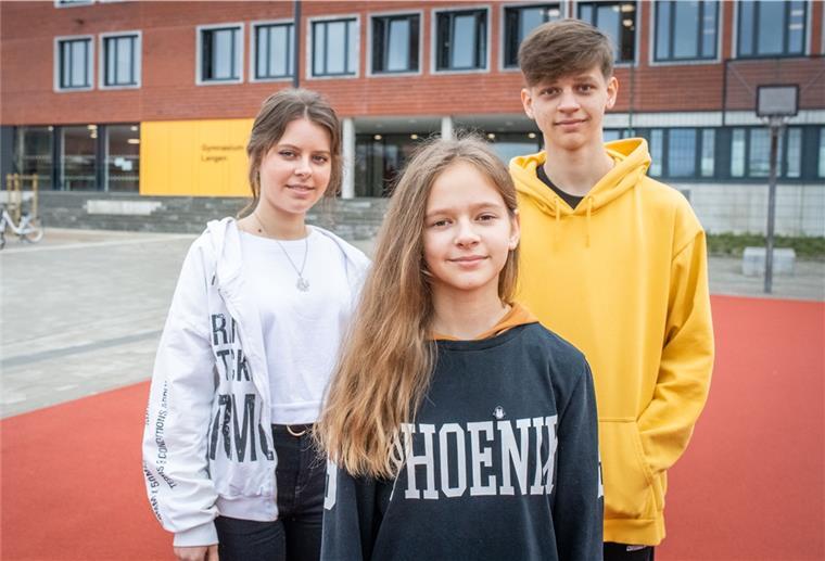 Schule im Cuxland: Integration ukrainischer Kinder klappt gut Zarina (16), Christina (11) und Vitaly (15) vor ihrer neuen Schule: dem Gymnasium Langen.