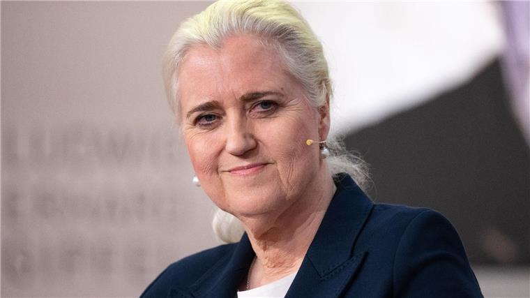 Betriebe beklagen Genehmigungsstau für Schwerlasttransporte ZDS-Präsidentin Angela Titzrath nimmt an einem Gipfel teil.