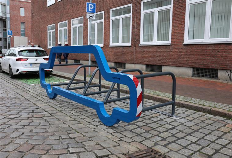 Cuxhaven: „Car-Bike-Port“ schafft Platz für Fahrräder Car-Bike-Port auf einem Parkplatz