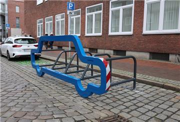 Car-Bike-Port auf einem Parkplatz