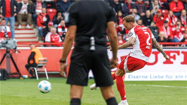Kurioses Vogt-Tor: Nach zehn Jahren wieder gegen Dortmund Zehn Jahre hat Kevin Vogt auf einen Bundesliga-Treffer warten müssen.
