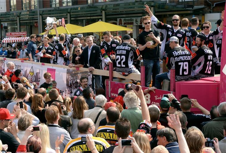 Saisonabschluss-Feier der Pinguins: Was ihr zur Straßenparty wissen solltet Was die Fans zur Saisonabschluss-Feier der Pinguins wissen müssen