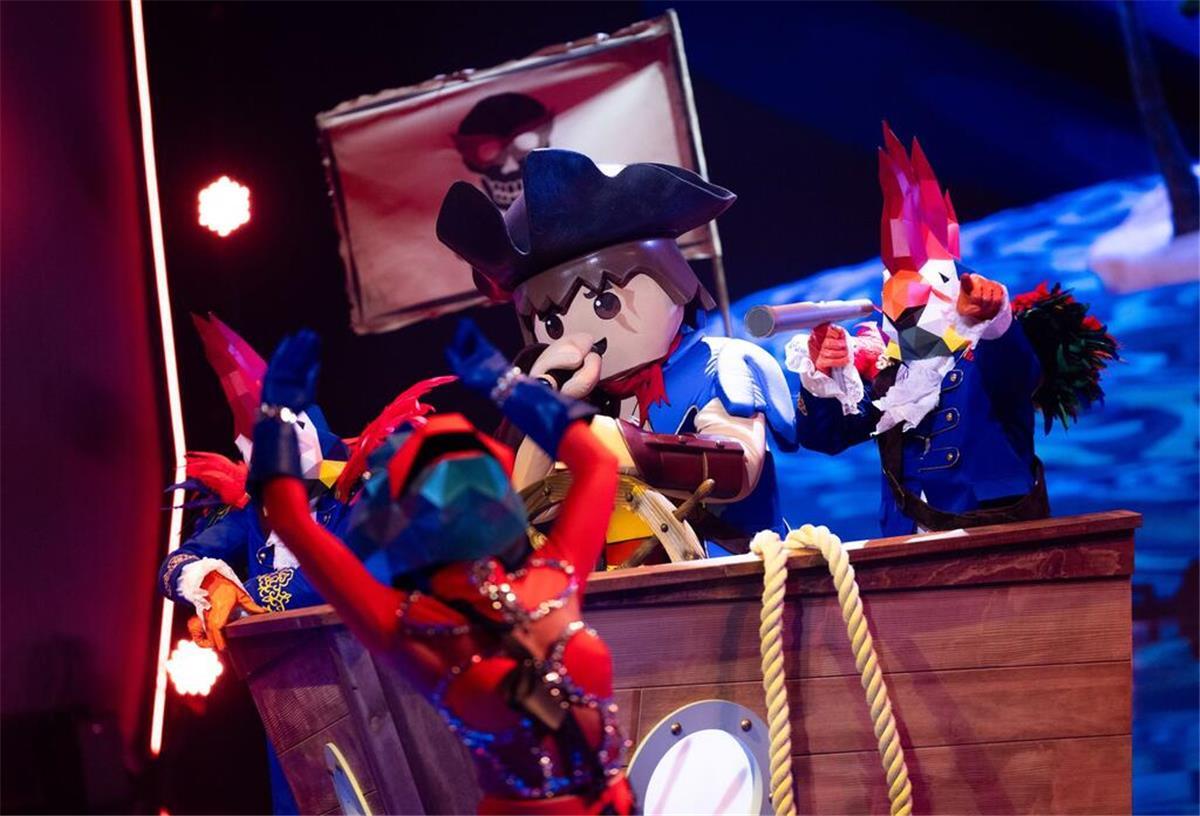 Moderatorin Madita van Hülsen bei „Masked Singer“ raus Zehn neue Masken wurden für die neue Staffel angefertigt - darunter ein Pirat.