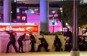 Zehn Tage nach dem gezielten Angriff auf Polizisten in Dallas (Foto) gab es in Baton Rouge offenbar erneut einen tödlichen Angriff auf Polizisten. 