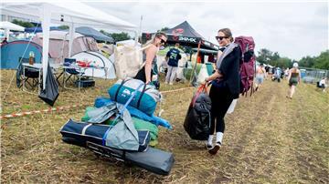 Zehntausende Fans besuchen das Festival Deichbrand in Nordholz im Landkreis Cuxhaven. Von Donnerstagnachmittag bis Sonntag treten mehr als 120 nationale und internationale Künstlerinnen und Künstler aus den Bereichen Hip-Hop, Electro, Pop, Rock, Alternative, Indie und Metal auf.