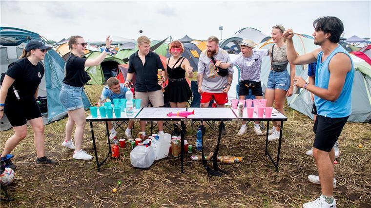 Zehntausende Fans besuchen das Musikfestival Deichbrand in Nordholz im Landkreis Cuxhaven. Von Donnerstagnachmittag bis Sonntag treten dort mehr als 120 nationale und internationale Künstlerinnen und Künstler auf. 