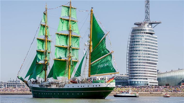 Sonne im Gesicht, Segel im Wind – „Sail“ beginnt Zehntausende Menschen verfolgten die Parade.