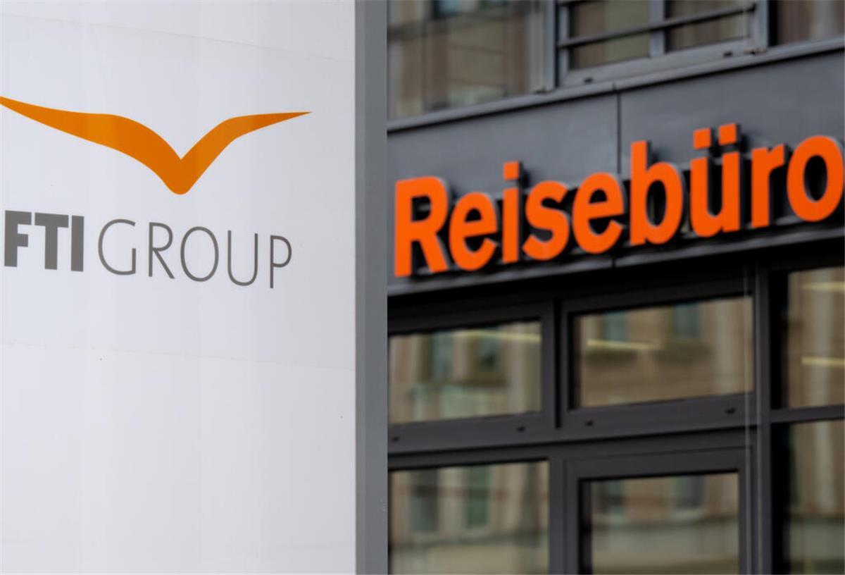 Reisekonzern FTI ist pleite: Zehntausende Kunden bangen um ihren Urlaub Das Logo des Reiseveranstalter FTI (FTI Group) steht an der Firmenzentrale vor einem Reisebüro.
