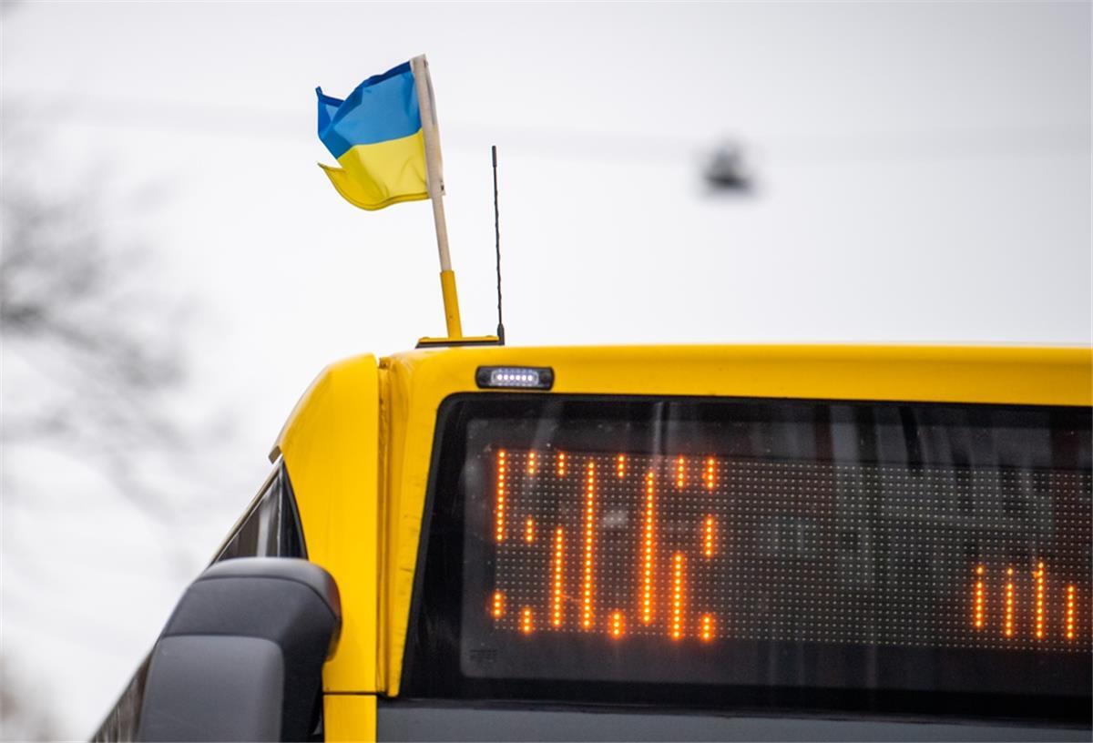 Bremerhaven: Sind die Russen noch unsere Freunde? Die Busse fahren in Bremerhaven mit Ukraine-Flagge.