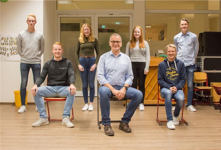 TSV Rhade: Drohende Auflösung abgewendet Zeichnen künftig für die Geschicke im Verein verantwortlich: TSV Rhade-Vorsitzender Olaf Wendelken (vorne Mitte) und sein Team.