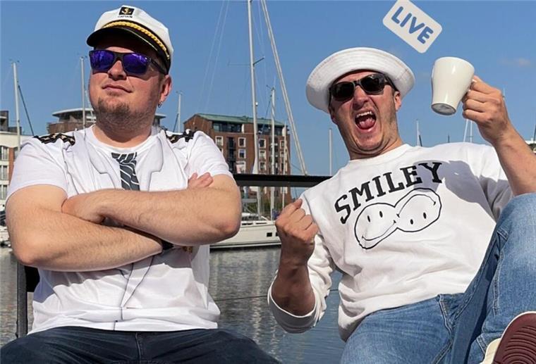 Bremerhavener Comedy-Duo begeistert mit XXL-Schrottwichteln! Männer, die aufs Wasser starren