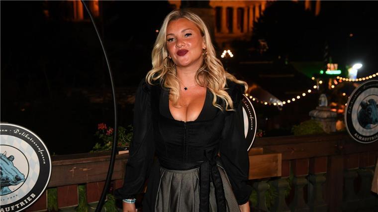 Wer sind die Wiesn-Promis? Zeigt sich im Drindl: Reality-Star Evelyn Burdecki