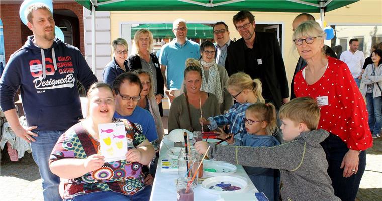 Zeit für Kreativität. Zur Eröffnung des Kreativwerks zeigen sich Menschen mit und ohne Handicap von ihrer kreativen Seite.