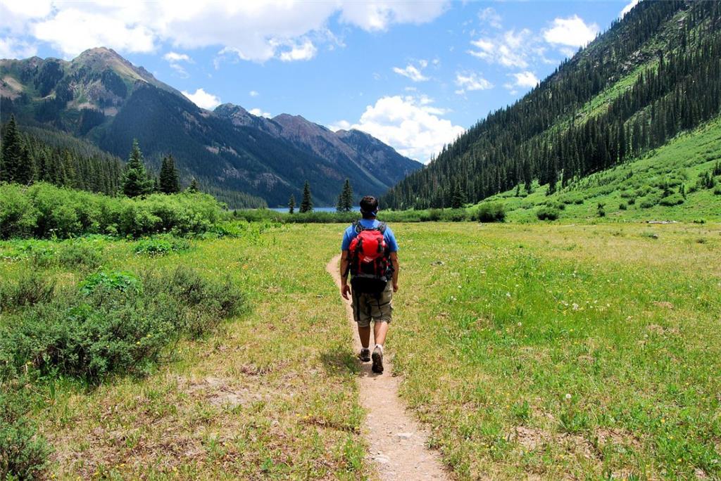Zeit statt Zeug: Wandern statt Wein, Zoobesuch statt Stofftier, Vorlesen statt Buch – entweder man bastelt die Gutscheine selbst oder lässt sich inspirieren unter www.zeit-statt-zeug.de